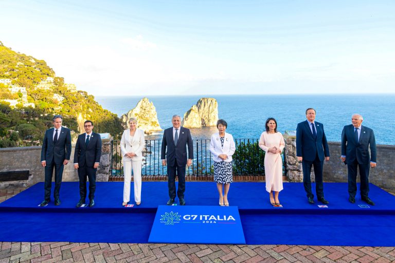 G7-Capri-Family-photo-Faraglioni-