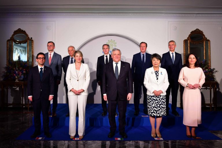 G7-Capri-Family-photo-UKR-NATO-