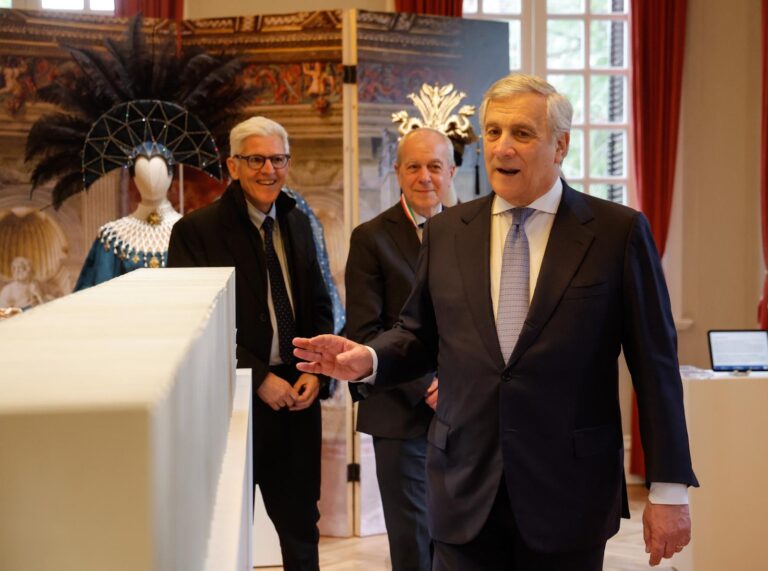 7bf7b485-d058-42e8-b490-bc8a45b0e6df