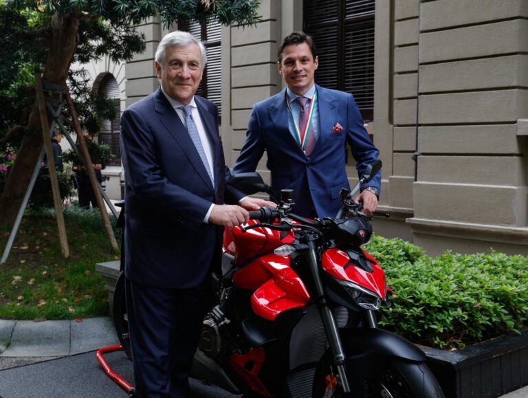 8d87ca21-e5b2-4121-a0ee-a66986ba0270