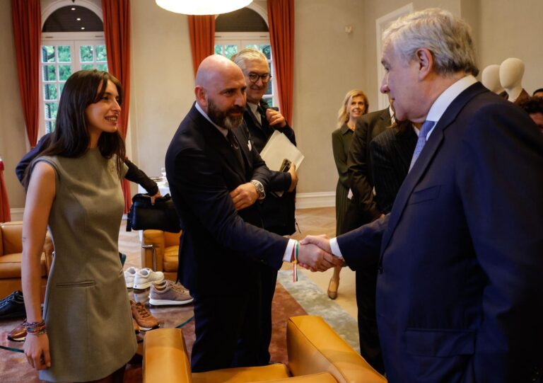 9b16a012-4b0d-4478-afe3-ecb21e5f28dd