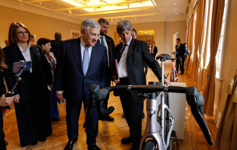 e6e1d4df-4457-4240-b7e7-1201c80b6794